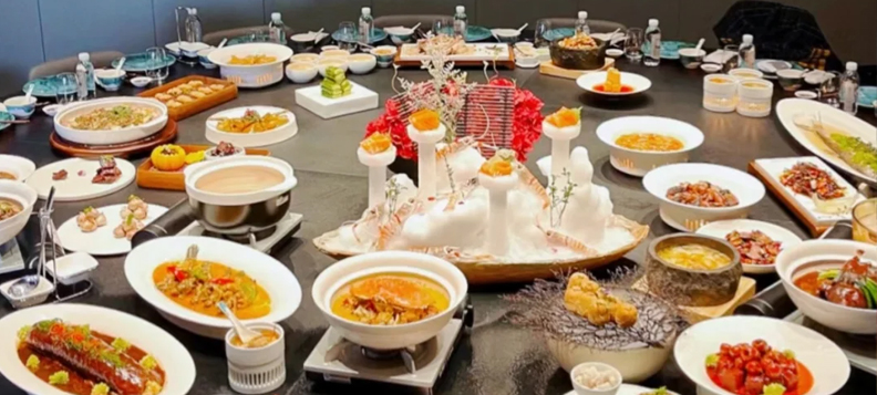 公司聚餐，共享美食的欢乐时光